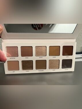 Wander Beauty Neutral Eyeshadow Palette - Brown, Gold, Tan & Cream Shades